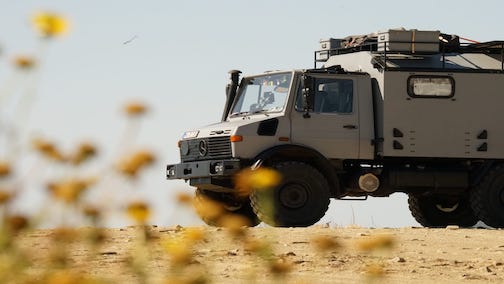 Unimog hiner Blumen