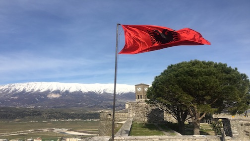 Albanisch eFahne über der Festung von Shkodër