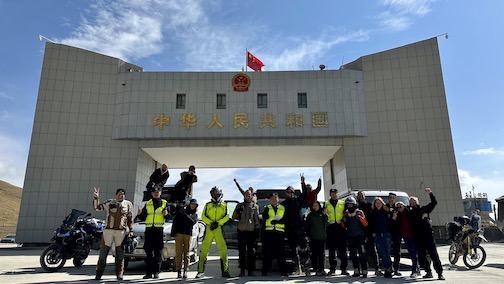 Grenzübergang Kirgistan - China mit Reisegruppe