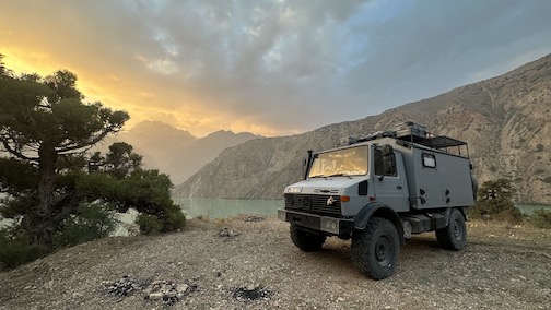 Unimog im Abendlicht am Iskanderkul