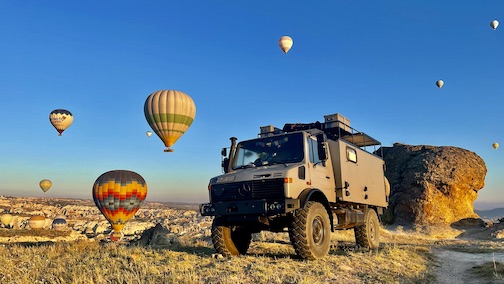 Unimog vor Ballons