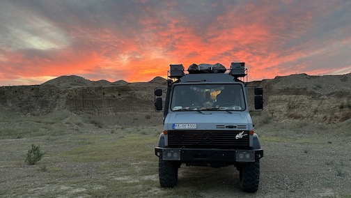 Unimog in der Dämmerung bei Tangaly