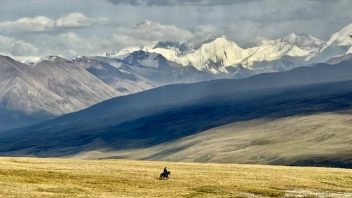 Einsamer Reiter vor dem Khan Tengri