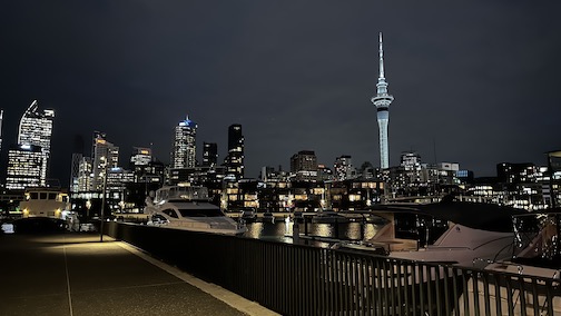 Skyline Auckland bei Nacht