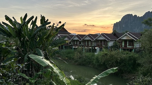 Hütten in Vang Vieng in der Dämmerung