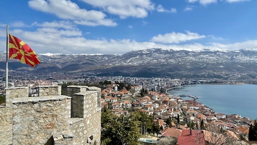 Blick von der Festung Ohrid auf See und Stadt