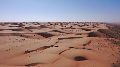 Drohnenbild über die Dünen der Wahiba