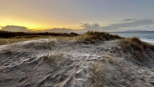 Uretiti Beach in der Abenddämmerung