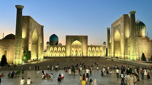 Beleuchteter Registan in Samarkand in der Dämmerung